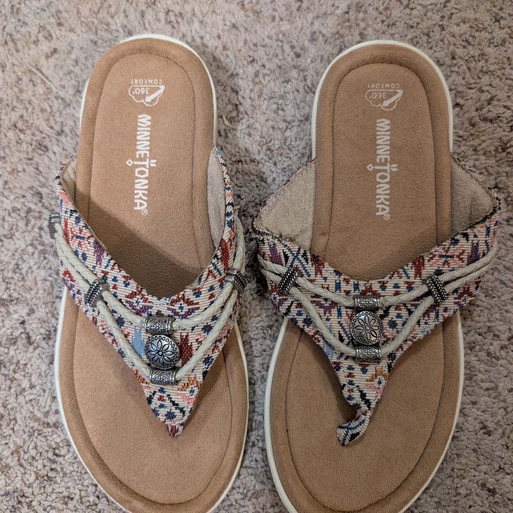 Minnetonka Women's Tan and Multicolor Sandals